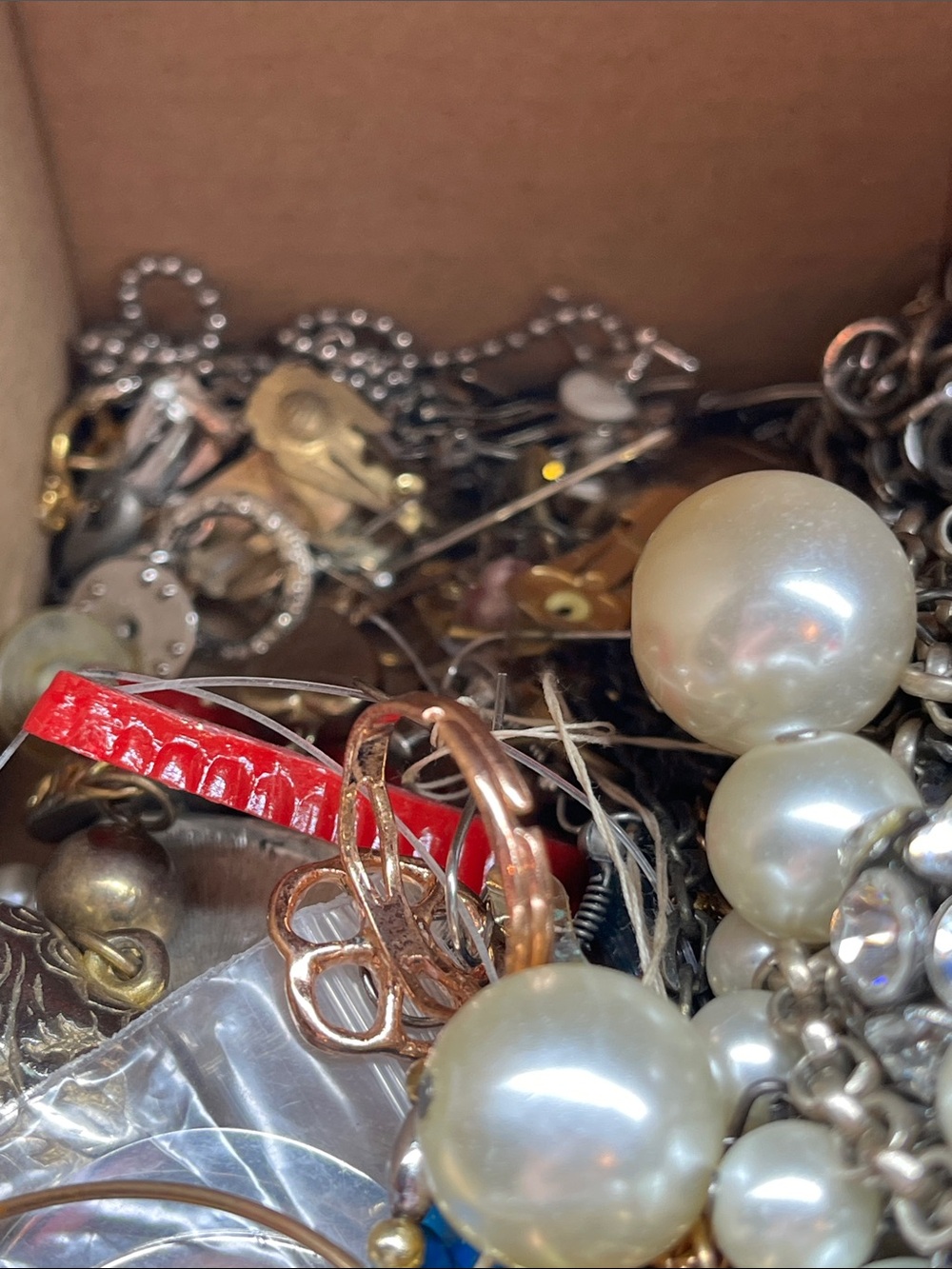 Scrap jewelry lot, lot 0517A, 4.36 lbs - Picture 5 of 11